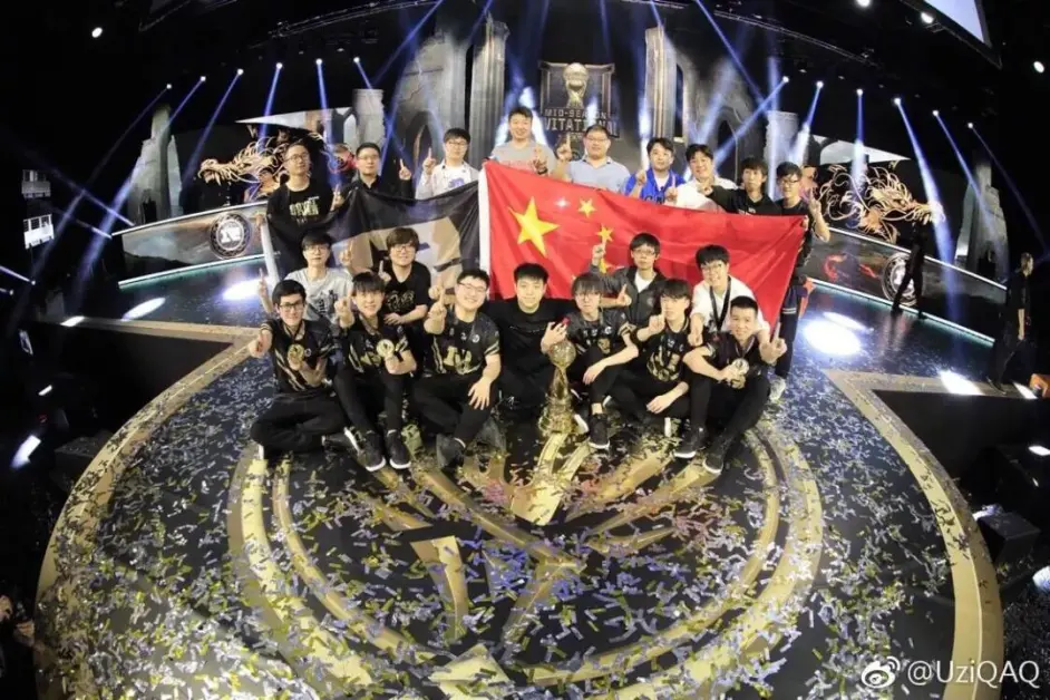 Uzi重返赛场，最后时刻胜出首场状态出色，利物浦观众沸腾！